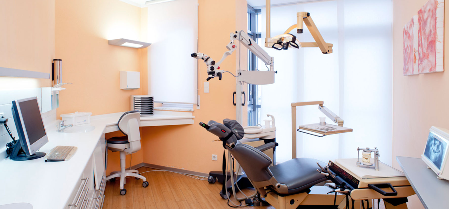 Behandlungsraum in der Zahnarztpraxis Dr. Schmidbauer